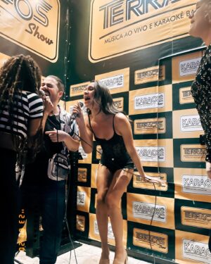 Thais Lago Instagram - E no fim a gente canta e dança 🦇✨❤️‍🔥