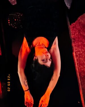 Thais Lago Instagram - E no fim a gente canta e dança 🦇✨❤️‍🔥