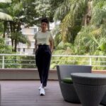 Thais Lago Instagram - Os takes que a gente não manda pro produtores, podem virar um ótimo conteúdo. 🫢😅😎 . . . . Calça: @brechonofundinho Camisa: @levisbrasil Tennis: @nike