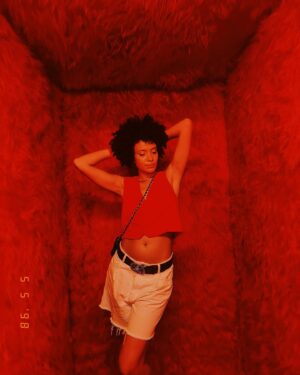 Thais Lago Instagram - Vermelho ❤️‍🔥
Ontem no rolezim @amstelbr… @_helindo @brandaoart sempre entregando vibes hehe ✨