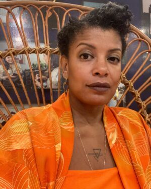Thalma de Freitas Instagram - Posição da cabeça é tudo. 
Laranja é minha cor. 
Esse é o post.