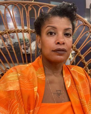 Thalma de Freitas Instagram - Posição da cabeça é tudo. 
Laranja é minha cor. 
Esse é o post.