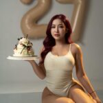 Thanaporn Rattanasasiwimon Instagram - Level 27 : unlocked 🎂✨🥳🎉 📸 @boywishyou @wishyou_whitespace MAU & Hairstyles @annda_makeup Hair color @barbies_lab Cake @more.than.cakes_ #มายฮาเร็ม #haremminee #haremminesbirthday