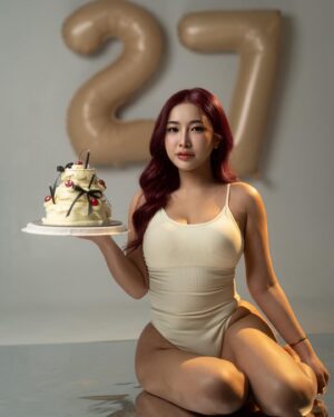 Thanaporn Rattanasasiwimon Instagram - Level 27 : unlocked 🎂✨🥳🎉

📸 @boywishyou @wishyou_whitespace 
MAU & Hairstyles @annda_makeup 
Hair color @barbies_lab 
Cake @more.than.cakes_ 

#มายฮาเร็ม #haremminee
#haremminesbirthday
