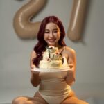 Thanaporn Rattanasasiwimon Instagram - Level 27 : unlocked 🎂✨🥳🎉 📸 @boywishyou @wishyou_whitespace MAU & Hairstyles @annda_makeup Hair color @barbies_lab Cake @more.than.cakes_ #มายฮาเร็ม #haremminee #haremminesbirthday