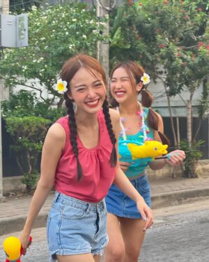 Thanaporn Rattanasasiwimon Instagram - เปิดก่อนได้ปูด !!! 🔫💦
ตื่นมาพร้อมความเขียว ช้ำไปทั้งตัว 55
เล่นน้ำหรือไปทำสงครามมาาาาา

#มายฮาเร็ม #haremminee 
#songkran #สงกรานต์