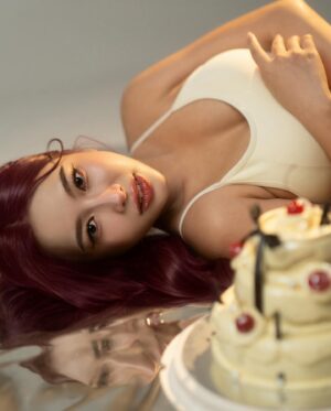 Thanaporn Rattanasasiwimon Instagram - Level 27 : unlocked 🎂✨🥳🎉

📸 @boywishyou @wishyou_whitespace 
MAU & Hairstyles @annda_makeup 
Hair color @barbies_lab 
Cake @more.than.cakes_ 

#มายฮาเร็ม #haremminee
#haremminesbirthday