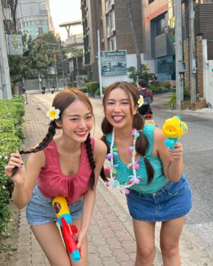 Thanaporn Rattanasasiwimon Instagram - เปิดก่อนได้ปูด !!! 🔫💦
ตื่นมาพร้อมความเขียว ช้ำไปทั้งตัว 55
เล่นน้ำหรือไปทำสงครามมาาาาา

#มายฮาเร็ม #haremminee 
#songkran #สงกรานต์