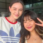 Thanaporn Rattanasasiwimon Instagram - สวัสดียัยจิ๋ม ☺️ยินดีที่ได้รู้จักนะ,,, อยากจะบอกว่า เราทำการบ้านหนักมากจนเผลอคิดว่าเธอคือเราด้วยแหละ เอาจริงๆเรากับเธอก็มีความใกล้เคียงกันอยู่ พูดมากเหมือนกัน อิอิ ตลอดการถ่ายทำ เราเรียนรู้ตัวตนจิ๋มเยอะมาก ไม่ว่าเธอรู้สึกยังไง เพราะอะไรเธอถึงทำแบบนั้น หรือแม้กระทั่งเธอคิดอะไรอยู่นะ จนกระทั่งปิดกองไป เรายังเผลอคิดว่าเธอเป็นเราอยู่เลย55 เพราะEPหลังๆทำเรานั่งร้องไห้คนเดียวบ่อยมาก รู้สึกหดหู่และว่างเปล่า กว่าจะสลัดเธอออกใช้เวลาเกือบ2อาทิตย์แหนะ 😅 จิ๋มทำให้เราภูมิใจในตัวเองสุดๆ ที่สามารถทำลายกำแพงการแสดงตัวเองและก้าวมาอีกขั้น ดีใจที่ได้มีโอกาสเข้ามาทำให้เธอมีชีวิตขึ้นในเรื่องนี้นะ :) สุดท้ายขอบคุณพี่สร้อย @soifa_or ที่นึกถึงหนู และเรียกหนูไปแคส (ตาถึงสุดๆ5555) ขอบคุณพี่ต้อม @penek69 ที่เลือกหนูให้เข้ามารับบทจิ๋ม (เพราะความสามารถล้วนๆ) อิอิ ขอบคุณพี่ๆนักแสดงและทีมงานทุกคนที่ดูแลหนูอย่างดี และ ตั้งใจกันทำผลงานนี้ออกมาเต็มที่ ขอบคุณ five star production และ @netflixth ที่ให้หนูเข้ามาเป็นส่วนหนึ่งของผลงานชิ้นนี้นะคะ กองนี้น่ารักมากจริงๆ ทำงานสนุกมากๆค่ะ ทุกคนมืออาชีพมากๆ หนูได้เรียนรู้และพัฒนาตัวเองจากกองนี้เยอะมากจริงๆค่ะ #6ixtynin9TheSeries #เรื่องตลก69เดอะซีรีส์ #NetflixTH #Netflix