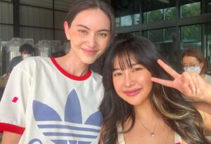 Thanaporn Rattanasasiwimon Instagram - สวัสดียัยจิ๋ม ☺️ยินดีที่ได้รู้จักนะ,,,
อยากจะบอกว่า เราทำการบ้านหนักมากจนเผลอคิดว่าเธอคือเราด้วยแหละ เอาจริงๆเรากับเธอก็มีความใกล้เคียงกันอยู่ พูดมากเหมือนกัน อิอิ ตลอดการถ่ายทำ เราเรียนรู้ตัวตนจิ๋มเยอะมาก ไม่ว่าเธอรู้สึกยังไง เพราะอะไรเธอถึงทำแบบนั้น หรือแม้กระทั่งเธอคิดอะไรอยู่นะ จนกระทั่งปิดกองไป เรายังเผลอคิดว่าเธอเป็นเราอยู่เลย55 เพราะEPหลังๆทำเรานั่งร้องไห้คนเดียวบ่อยมาก รู้สึกหดหู่และว่างเปล่า กว่าจะสลัดเธอออกใช้เวลาเกือบ2อาทิตย์แหนะ 😅 

จิ๋มทำให้เราภูมิใจในตัวเองสุดๆ ที่สามารถทำลายกำแพงการแสดงตัวเองและก้าวมาอีกขั้น ดีใจที่ได้มีโอกาสเข้ามาทำให้เธอมีชีวิตขึ้นในเรื่องนี้นะ :)

สุดท้ายขอบคุณพี่สร้อย @soifa_or ที่นึกถึงหนู และเรียกหนูไปแคส (ตาถึงสุดๆ5555) ขอบคุณพี่ต้อม @penek69 ที่เลือกหนูให้เข้ามารับบทจิ๋ม (เพราะความสามารถล้วนๆ) อิอิ ขอบคุณพี่ๆนักแสดงและทีมงานทุกคนที่ดูแลหนูอย่างดี และ ตั้งใจกันทำผลงานนี้ออกมาเต็มที่ ขอบคุณ five star production และ @netflixth ที่ให้หนูเข้ามาเป็นส่วนหนึ่งของผลงานชิ้นนี้นะคะ กองนี้น่ารักมากจริงๆ ทำงานสนุกมากๆค่ะ ทุกคนมืออาชีพมากๆ หนูได้เรียนรู้และพัฒนาตัวเองจากกองนี้เยอะมากจริงๆค่ะ 

#6ixtynin9TheSeries 
#เรื่องตลก69เดอะซีรีส์ 
#NetflixTH
#Netflix