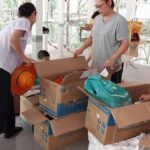 Thanaporn Wagprayoon Instagram – • จดหมายข่าวมูลนิธิภูผาธรรม •

เรื่อง การเตรียมงานบริจาคชุดยังชีพ ในวันที่ 16 พ.ค. 2567 

กราบเรียนท่านพระวินณ์ และเรียนทุกท่านค่ะ

วันนี้มูลนิธิภูผาธรรมเตรียมงานบริจาคชุดยังชีพต้อนรับเปิดเทอม ซึ่งจะจัดขึ้นในวันที่ 16 พ.ค. 2567 ให้แก่ :-

1. โรงเรียนบ้านหินเพิง 150 ชุด
2. โรงเรียนปางโก 77 ชุด

โดยมีแม่บุญนำพาน้องๆ ที่ภูผาธรรมจัดทำชุดยังชีพเพื่อเตรียมบริจาคเสร็จเรียบร้อยนะคะ

**หมายเหตุ:

โรงเรียนปางโกมีครู นักเรียน และ พนักงานทำความสะอาด รวมประมาณ 77 คน 

จึงจัดชุดยังชีพ จำนวน 77 ชุดค่ะ