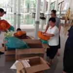 Thanaporn Wagprayoon Instagram – • จดหมายข่าวมูลนิธิภูผาธรรม •

เรื่อง การเตรียมงานบริจาคชุดยังชีพ ในวันที่ 16 พ.ค. 2567 

กราบเรียนท่านพระวินณ์ และเรียนทุกท่านค่ะ

วันนี้มูลนิธิภูผาธรรมเตรียมงานบริจาคชุดยังชีพต้อนรับเปิดเทอม ซึ่งจะจัดขึ้นในวันที่ 16 พ.ค. 2567 ให้แก่ :-

1. โรงเรียนบ้านหินเพิง 150 ชุด
2. โรงเรียนปางโก 77 ชุด

โดยมีแม่บุญนำพาน้องๆ ที่ภูผาธรรมจัดทำชุดยังชีพเพื่อเตรียมบริจาคเสร็จเรียบร้อยนะคะ

**หมายเหตุ:

โรงเรียนปางโกมีครู นักเรียน และ พนักงานทำความสะอาด รวมประมาณ 77 คน 

จึงจัดชุดยังชีพ จำนวน 77 ชุดค่ะ