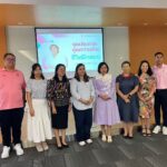 Thanaporn Wagprayoon Instagram – วันดีๆที่มีคุณค่าอีกหนึ่งวัน🙏 ขอบคุณผู้อำนวยการและคณาจารย์โรงเรียนสาธิตจุฬา ที่ให้โอกาสได้ไปให้แรงบันดาลใจกับนิสิตสาขาต่างๆจากคณะครุศาสตร์ จุฬาลงกรณ์ มหาวิทยาลัย การไปพูดคุยในฐานะรุ่นพี่เก่าที่เคยออกฝึกสอน ทำให้หวลระลึกถึงตอนที่ได้เป็นครูฝึกสอน ว่าเป็นช่วงเวลาที่สนุก เครียดกังวล กับบทบาทครูในชุดนิสิต ซึ่งน้องๆรุ่นนี้ก็มีความกังวลเฉกเช่นเดียวกันค่ะ การเป็นครูไม่ใช่งานง่ายเลย เป็นงานละเอียด และมีมิติทับซ้อนมาก ท่านใดที่ดำรงตนทรงความเป็นครูอยู่ ขอคารวะในหัวใจและจิตวิญญาณความเป็นครู กับงานที่ต้องมีหัวใจที่ยิ่งใหญ่สอดคล้องไปกับบริบทนโยบายการศึกษา ต้องเล่นแร่แปรธาตุในการเรียน การสอน ปรับกระบวนการสอนอยู่เสมอๆ วันนี้สนุกมากเลยที่ได้ไปพูดคุยกับน้องๆ ขอให้น้องๆทุกคนสนุกกับการฝึกสอน และเก็บเกี่ยวเป็นประสบการณ์สืบไว้ เมื่อใดได้เป็นครูจริงๆ เราจะต้องพบอะไรอีกมากมายที่โยงใยกันมิรู้จบ 

“ครูที่สามารถสอนศิษย์ให้เก่งกว่าตนเองได้ นั่นคือครูที่เยี่ยมยอดในใจข้าพเจ้า”

🙏 ขอกราบคารวะจิตวิญญาณครูทุกชั้นภูมิค่ะ

 “กล้วยไม้มีดอกช้า  ฉันใด 
การศึกษาเป็นไปเช่นนั้น 
แต่ออกดอกคราใด งามเด่น 
งานสั่งสอนปลูกปั้น……….
เสร็จแล้ว…… แสนงาม ” 🙏🥹