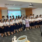 Thanaporn Wagprayoon Instagram – วันดีๆที่มีคุณค่าอีกหนึ่งวัน🙏 ขอบคุณผู้อำนวยการและคณาจารย์โรงเรียนสาธิตจุฬา ที่ให้โอกาสได้ไปให้แรงบันดาลใจกับนิสิตสาขาต่างๆจากคณะครุศาสตร์ จุฬาลงกรณ์ มหาวิทยาลัย การไปพูดคุยในฐานะรุ่นพี่เก่าที่เคยออกฝึกสอน ทำให้หวลระลึกถึงตอนที่ได้เป็นครูฝึกสอน ว่าเป็นช่วงเวลาที่สนุก เครียดกังวล กับบทบาทครูในชุดนิสิต ซึ่งน้องๆรุ่นนี้ก็มีความกังวลเฉกเช่นเดียวกันค่ะ การเป็นครูไม่ใช่งานง่ายเลย เป็นงานละเอียด และมีมิติทับซ้อนมาก ท่านใดที่ดำรงตนทรงความเป็นครูอยู่ ขอคารวะในหัวใจและจิตวิญญาณความเป็นครู กับงานที่ต้องมีหัวใจที่ยิ่งใหญ่สอดคล้องไปกับบริบทนโยบายการศึกษา ต้องเล่นแร่แปรธาตุในการเรียน การสอน ปรับกระบวนการสอนอยู่เสมอๆ วันนี้สนุกมากเลยที่ได้ไปพูดคุยกับน้องๆ ขอให้น้องๆทุกคนสนุกกับการฝึกสอน และเก็บเกี่ยวเป็นประสบการณ์สืบไว้ เมื่อใดได้เป็นครูจริงๆ เราจะต้องพบอะไรอีกมากมายที่โยงใยกันมิรู้จบ 

“ครูที่สามารถสอนศิษย์ให้เก่งกว่าตนเองได้ นั่นคือครูที่เยี่ยมยอดในใจข้าพเจ้า”

🙏 ขอกราบคารวะจิตวิญญาณครูทุกชั้นภูมิค่ะ

 “กล้วยไม้มีดอกช้า  ฉันใด 
การศึกษาเป็นไปเช่นนั้น 
แต่ออกดอกคราใด งามเด่น 
งานสั่งสอนปลูกปั้น……….
เสร็จแล้ว…… แสนงาม ” 🙏🥹