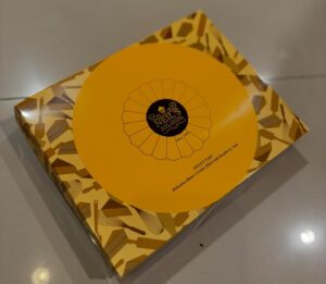 Thanaporn Wagprayoon Instagram - วันดีๆที่มีคุณค่าอีกหนึ่งวัน🙏 ขอบคุณผู้อำนวยการและคณาจารย์โรงเรียนสาธิตจุฬา ที่ให้โอกาสได้ไปให้แรงบันดาลใจกับนิสิตสาขาต่างๆจากคณะครุศาสตร์ จุฬาลงกรณ์ มหาวิทยาลัย การไปพูดคุยในฐานะรุ่นพี่เก่าที่เคยออกฝึกสอน ทำให้หวลระลึกถึงตอนที่ได้เป็นครูฝึกสอน ว่าเป็นช่วงเวลาที่สนุก เครียดกังวล กับบทบาทครูในชุดนิสิต ซึ่งน้องๆรุ่นนี้ก็มีความกังวลเฉกเช่นเดียวกันค่ะ การเป็นครูไม่ใช่งานง่ายเลย เป็นงานละเอียด และมีมิติทับซ้อนมาก ท่านใดที่ดำรงตนทรงความเป็นครูอยู่ ขอคารวะในหัวใจและจิตวิญญาณความเป็นครู กับงานที่ต้องมีหัวใจที่ยิ่งใหญ่สอดคล้องไปกับบริบทนโยบายการศึกษา ต้องเล่นแร่แปรธาตุในการเรียน การสอน ปรับกระบวนการสอนอยู่เสมอๆ วันนี้สนุกมากเลยที่ได้ไปพูดคุยกับน้องๆ ขอให้น้องๆทุกคนสนุกกับการฝึกสอน และเก็บเกี่ยวเป็นประสบการณ์สืบไว้ เมื่อใดได้เป็นครูจริงๆ เราจะต้องพบอะไรอีกมากมายที่โยงใยกันมิรู้จบ 

“ครูที่สามารถสอนศิษย์ให้เก่งกว่าตนเองได้ นั่นคือครูที่เยี่ยมยอดในใจข้าพเจ้า”

🙏 ขอกราบคารวะจิตวิญญาณครูทุกชั้นภูมิค่ะ

 “กล้วยไม้มีดอกช้า  ฉันใด 
การศึกษาเป็นไปเช่นนั้น 
แต่ออกดอกคราใด งามเด่น 
งานสั่งสอนปลูกปั้น……….
เสร็จแล้ว…… แสนงาม ” 🙏🥹