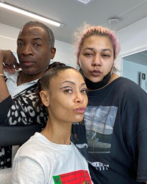 Thandiwe Newton Instagram - With friends like these… heh heh 

Talking about @willsmith and @jadapinkettsmith @theacademy 

Ubuntu

X T