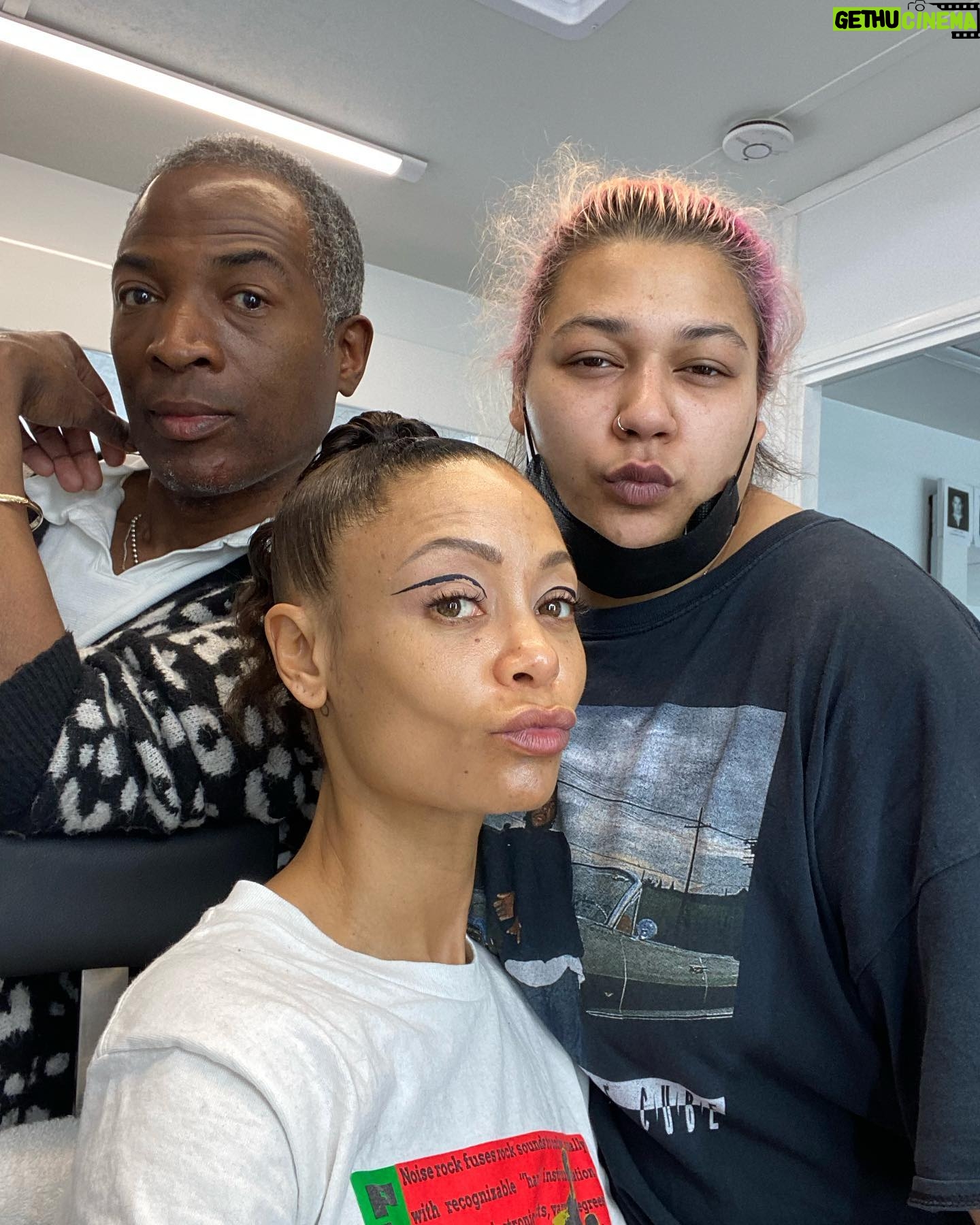 Thandiwe Newton - 5.2K Likes - With friends like these… heh heh
Talking about @willsmith and @jadapinkettsmith @theacademy
Ubuntu
X T