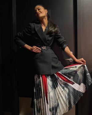 Thandiwe Newton Instagram - Wore the wonderful South African designer @thebemagugu

 @thedailyshow 
#PresidentDocumentary 

Released December 17th ✊🏾

Thank you @trevornoah xx

#ZimbabweanLivesMatter🇿🇼