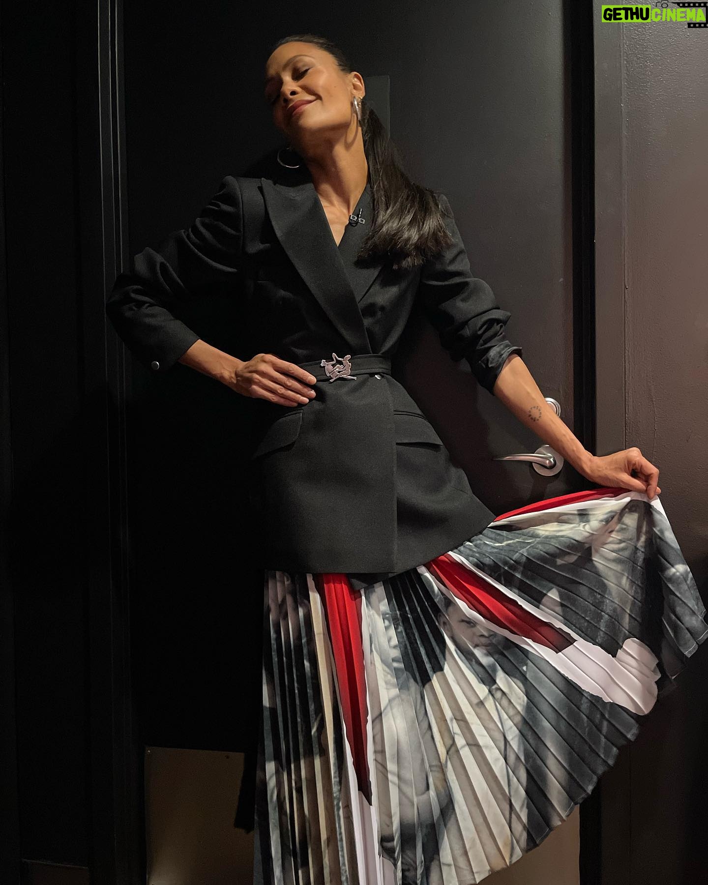 Thandiwe Newton - 8.9K Likes - Wore the wonderful South African designer @thebemagugu
@thedailyshow
#PresidentDocumentary
Released December 17th ✊🏾
Thank you @trevornoah xx
#ZimbabweanLivesMatter🇿🇼