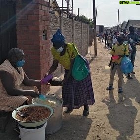 Thandiwe Newton Instagram - #KuchengetanaTrust relief kitchen in Chitungwiza #Zimbabwe provides food for a community of around 3000 people per day(!!). Even before #COVID Zimbabwe was facing severe food shortages and a devastating economic crisis. Let’s help raise money and awareness of this incredible organisation. If you can donate please help Samantha and the other volunteers provide a meal for the Kuchengetana community this #WorldFoodDay (Oct 16th). Link to donate is in my story and bio. And If you can’t donate please share this post. Together let’s help restore hope and dignity to these communities in Zimbabwe, one plate at a time. #ZimbabweanLivesMatter 🇿🇼