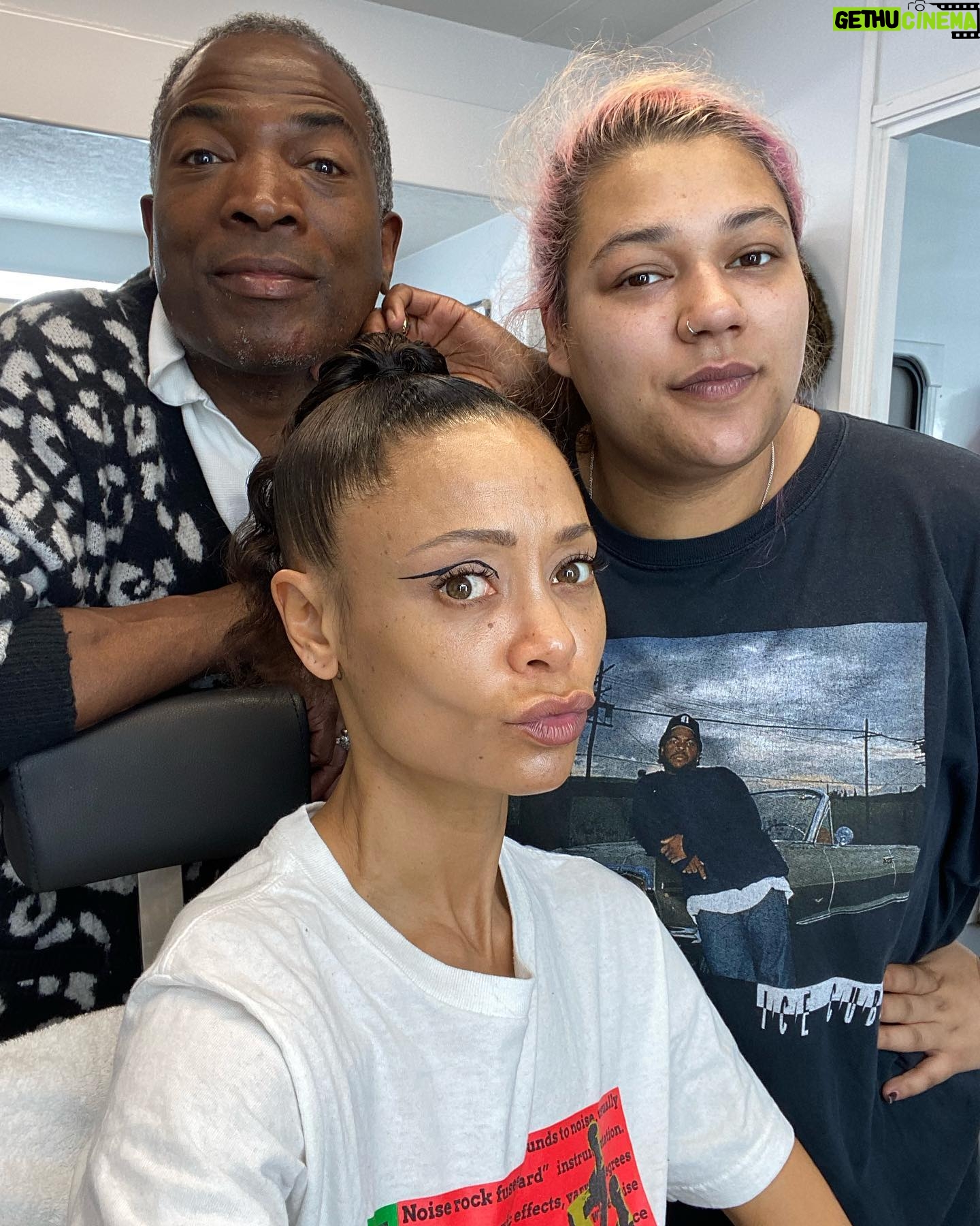 Thandiwe Newton - 5.2K Likes - With friends like these… heh heh
Talking about @willsmith and @jadapinkettsmith @theacademy
Ubuntu
X T