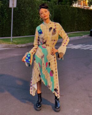 Thandiwe Newton Instagram - Art next to art 🙏🏽

Stunning pieces @kehindewiley @vogue 

Wearing @thebemagugu @sacaiofficial 

Make up by me using @chanelofficial 

Photo: @christianhogstedt 🤍

I used quite a lot of #Elnett hairspray to keep that bitch in place ;) 

Happy Friday 

Thandiwe (makes me so insanely happy to write my full name) x