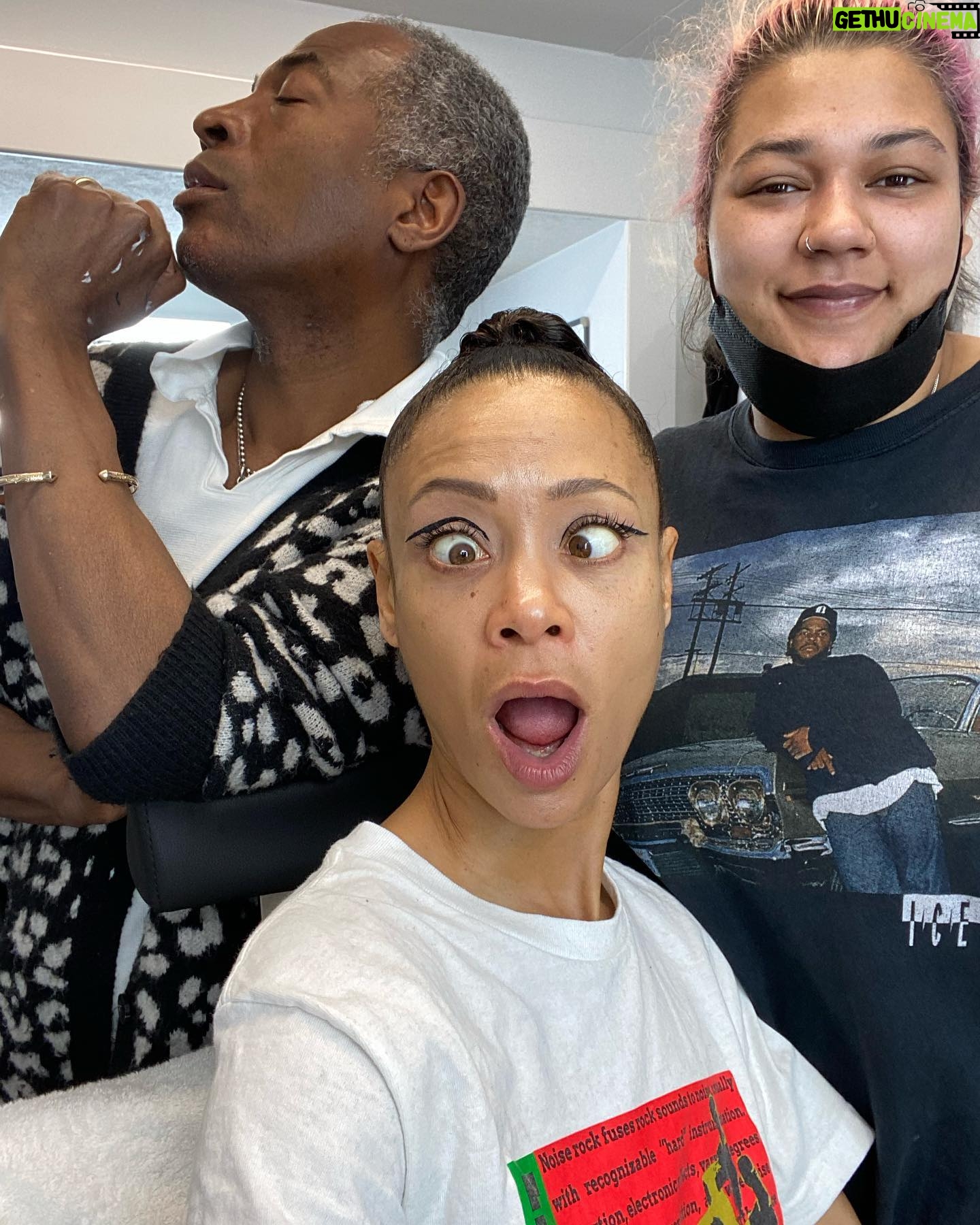 Thandiwe Newton - 5.2K Likes - With friends like these… heh heh
Talking about @willsmith and @jadapinkettsmith @theacademy
Ubuntu
X T