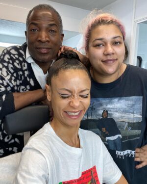 Thandiwe Newton Instagram - With friends like these… heh heh 

Talking about @willsmith and @jadapinkettsmith @theacademy 

Ubuntu

X T