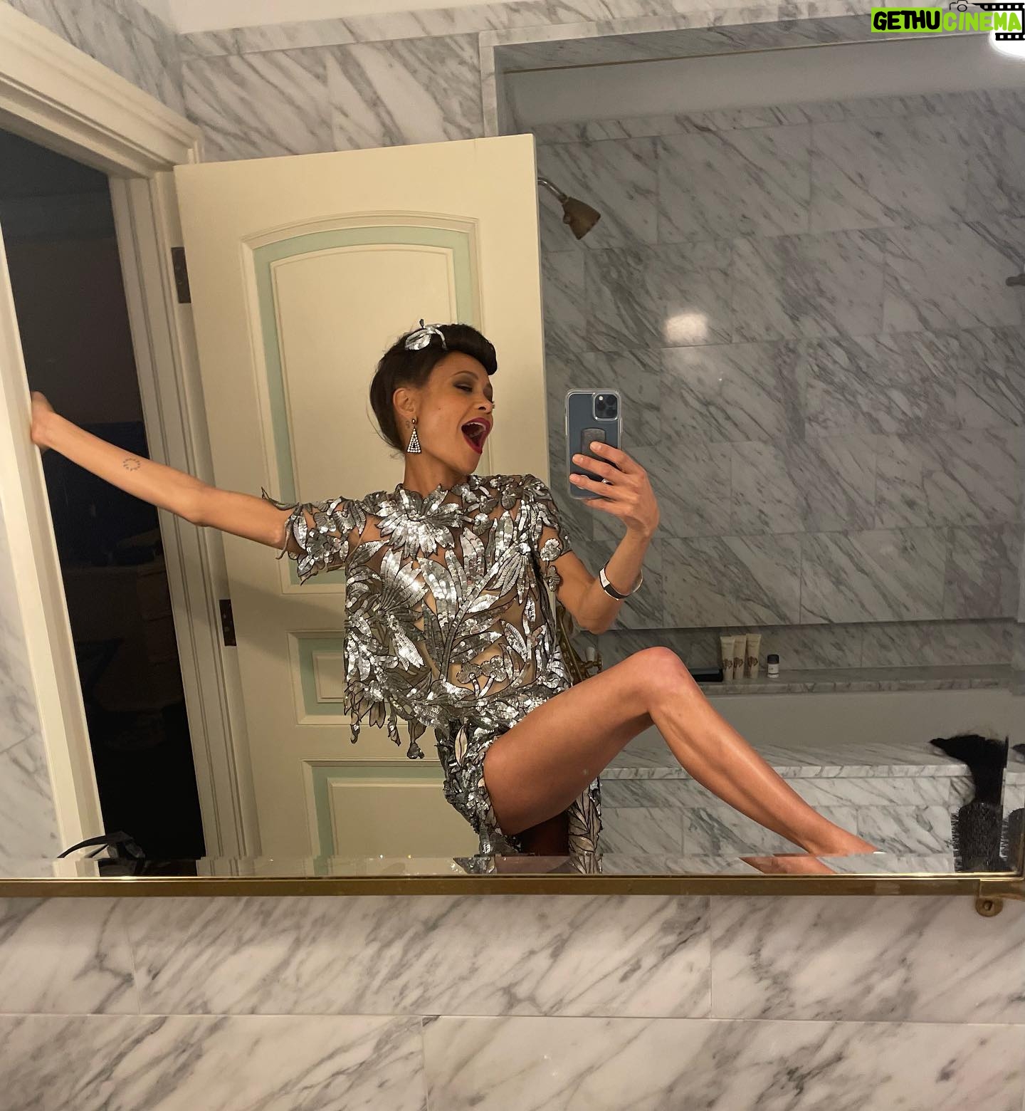 Thandiwe Newton - 26.2K Likes - Back at the hotel after @gothamawards
#President lost bigly, but won mostly 🙏🏽
Sent pics to @erinwalshstyle to show off my DIY hair tonight. No budget for hair and make up ‘cause #President is the ‘little documentary that could’, and no way I’m spending MY money on tricking myself up!
So DIY.
I’m a Drag Queen at heart, even if don’t have the d**k to prove it. Facts.
@kerastase_official thanks to @loniburkow was a HUGE help. And #Elnett hairspray.
And #Tancho hair tique
And dreamy @chanelofficial #rougueallurelaque in ‘80 Timeless’ on my pout.
@oscardelarenta divine skirt and top ( I snipped off a bit of the skirt and put it in my hair).
Cool @cicada_jewelry earrings
“We’re all naked. The rest is Drag” Ru Paul ♥️
X Thandiwe