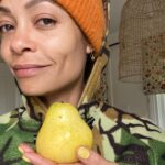 Thandiwe Newton Instagram - Pears, man. *Swoon* You feel me? 🤤 Slow Food. Seasonal Picking. Harmony. Ubuntu 🙏🏽