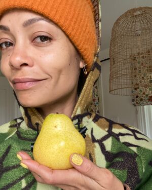 Thandiwe Newton Instagram - Pears, man.

*Swoon*

You feel me? 🤤

Slow Food. Seasonal Picking. Harmony. 

Ubuntu 🙏🏽