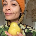 Thandiwe Newton Instagram - Pears, man. *Swoon* You feel me? 🤤 Slow Food. Seasonal Picking. Harmony. Ubuntu 🙏🏽