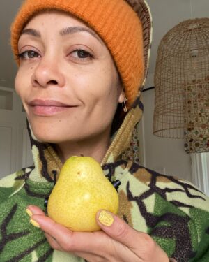 Thandiwe Newton Instagram - Pears, man.

*Swoon*

You feel me? 🤤

Slow Food. Seasonal Picking. Harmony. 

Ubuntu 🙏🏽
