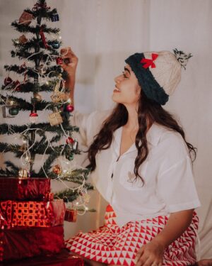 Tharshika Instagram - Cold hands,warm heart ❄️🧸🫶🏻
#swipeformorepictures 

Shot by @barath_blze

#christmas #december #christmastime #tharsika