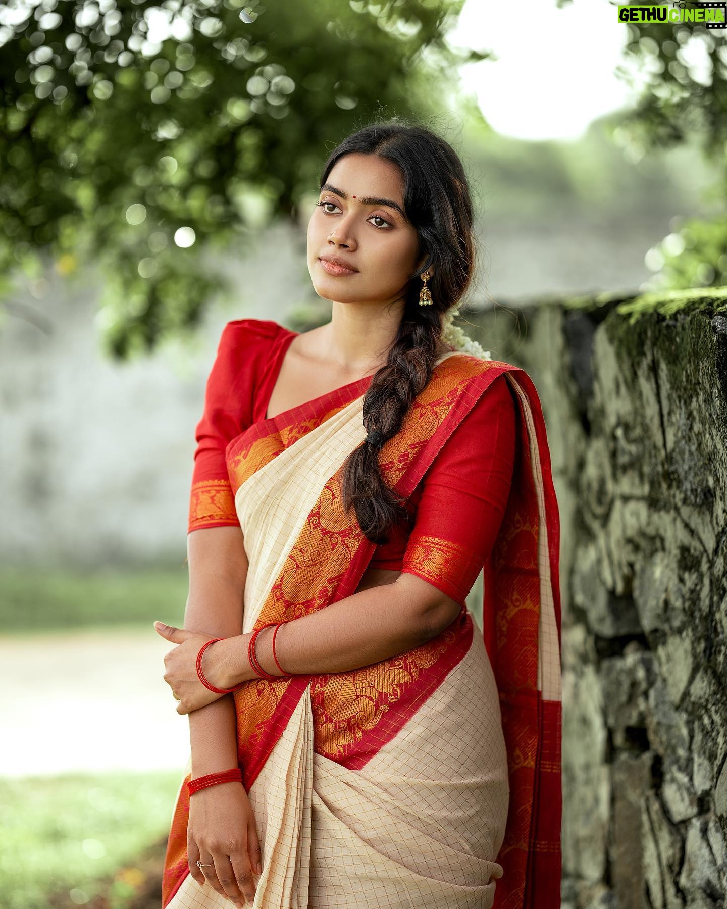 Tharshika - 4.9K Likes - Un parvayil 🤍
Shot by @ourtales_barath
Saree @mathugai_handlooms
#swipeformorepictures #cottonsaree #traditional #photography