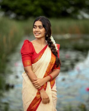 Tharshika Instagram - Un parvayil 🤍

Shot by @ourtales_barath 
Saree @mathugai_handlooms 

#swipeformorepictures #cottonsaree #traditional #photography