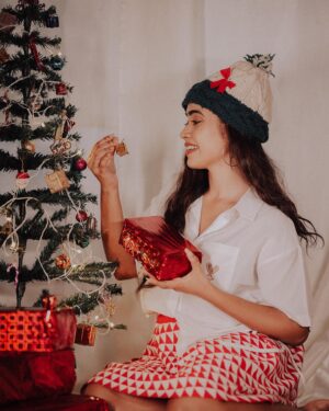 Tharshika Instagram - Cold hands,warm heart ❄️🧸🫶🏻
#swipeformorepictures 

Shot by @barath_blze

#christmas #december #christmastime #tharsika