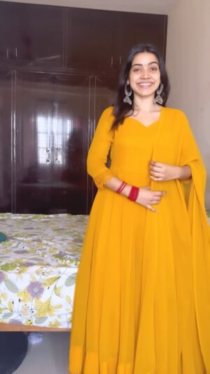 Tharshika Instagram - Thozhi …..💛

Wardrobe @instorefashions 

#tharsika #stylingtips #traditional #yellowlove #nomakeup #southindianactress #tamilponnu #trendingreels
