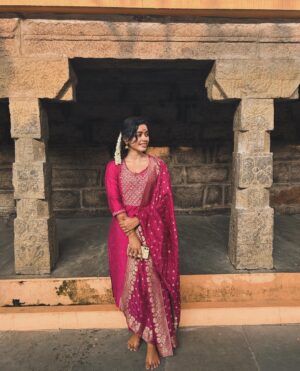 Tharshika Instagram - 🫶🏻

#birthday2023 #templevisit #feelingblessed 

Wardrobe @instorefashions