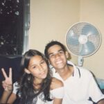 Thati Lopes Instagram - Hoje é dia de @marcelohml São mts fotos, mts momentos Como essa sequência! Prontos e penteados indo pra Globo! Chegando ao Vídeo Game da Angélica De noite encontrando uma galera na “festa do brega” Aaaaaaah os 15 E a última mt bem tb aos 35! Te amo! Parabéns!