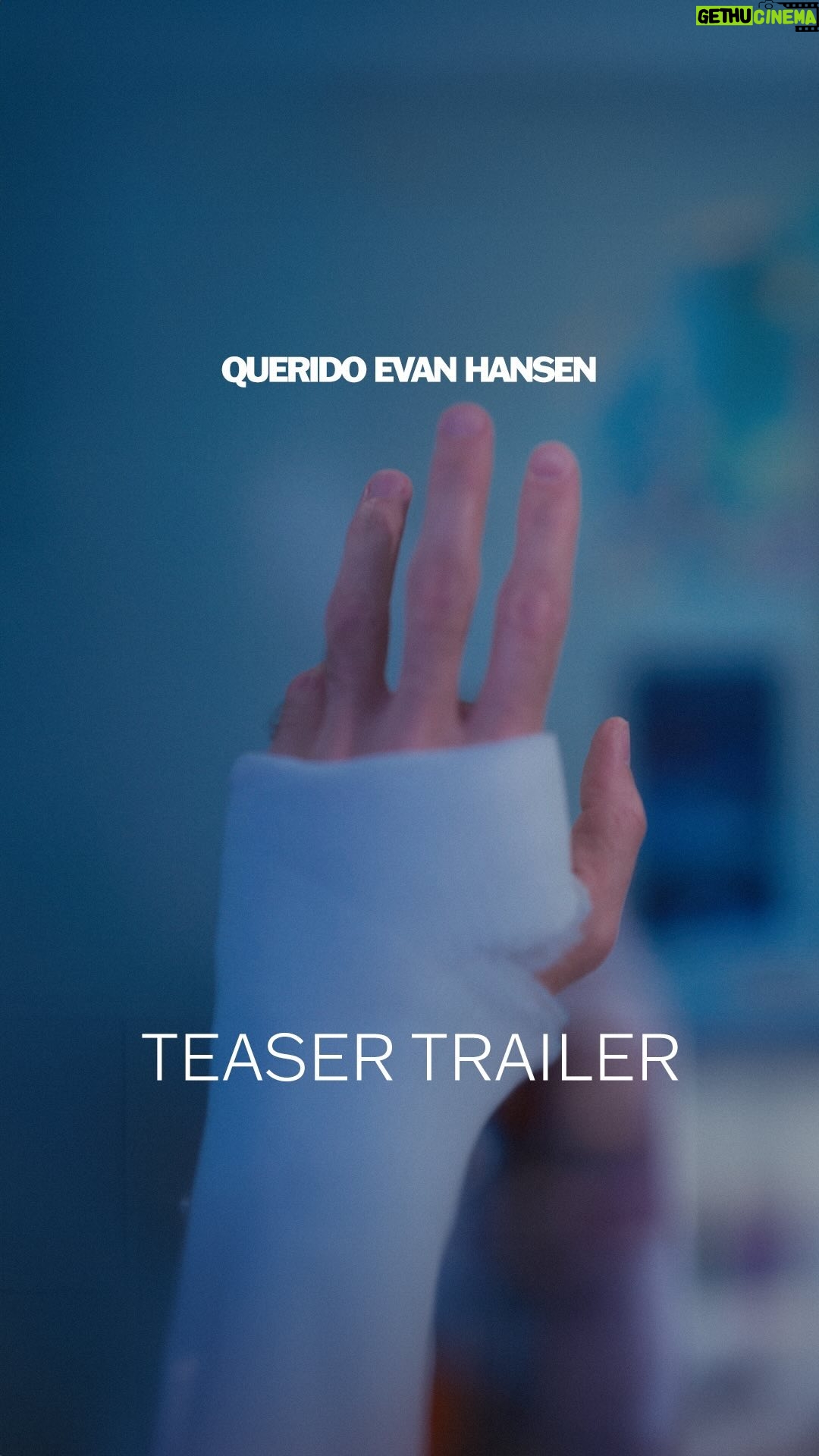 Thati Lopes Instagram - 👕 Você já sentiu que não foi visto? Que ficou esperando alguém te encontrar? Você não está mais sozinho. CONHEÇA O ELENCO do musical “Querido Evan Hansen” que estreia 13 de junho no Rio de Janeiro e 2 de agosto no Teatro Liberdade. 🎟️ Os ingressos já estão à venda na Sympla e nas bilheterias dos Teatros. 💻 Pela primeira vez no Brasil, você não pode ficar de fora dessa história que conquistou a Broadway e encantou o mundo. 🌳 Prepare-se para rir e se emocionar nesse espetáculo de tirar o fôlego, dirigido por Tadeu Aguiar - o mesmo diretor de “Beetlejuice”, “Quase Normal” e “A Cor Púrpura” – e produzido pela Estamos Aqui e Touché Entretenimento.
