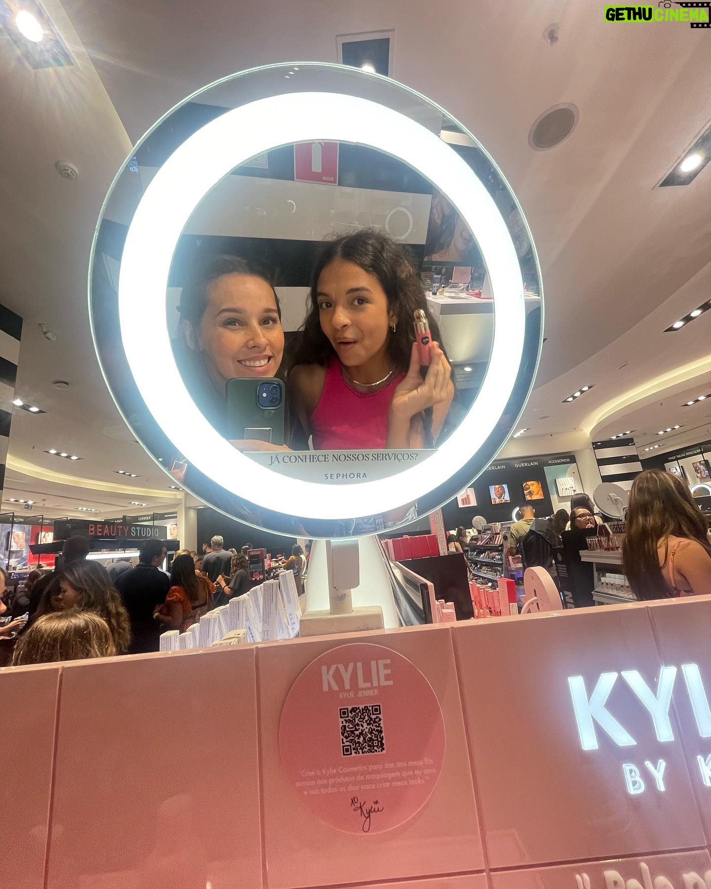 Thati Lopes Instagram - Foi s贸 um passeio de shopping cuidando da sobrinha numa noite de sexta. 馃А