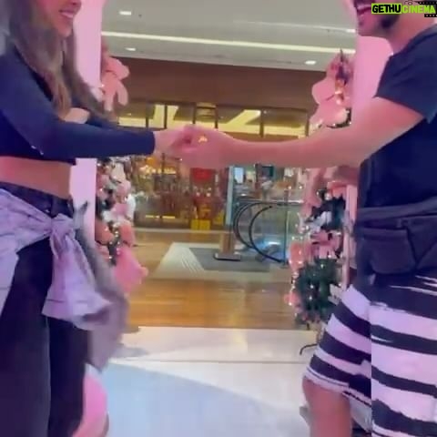 Thati Lopes Instagram - Foi s贸 um passeio de shopping cuidando da sobrinha numa noite de sexta. 馃А