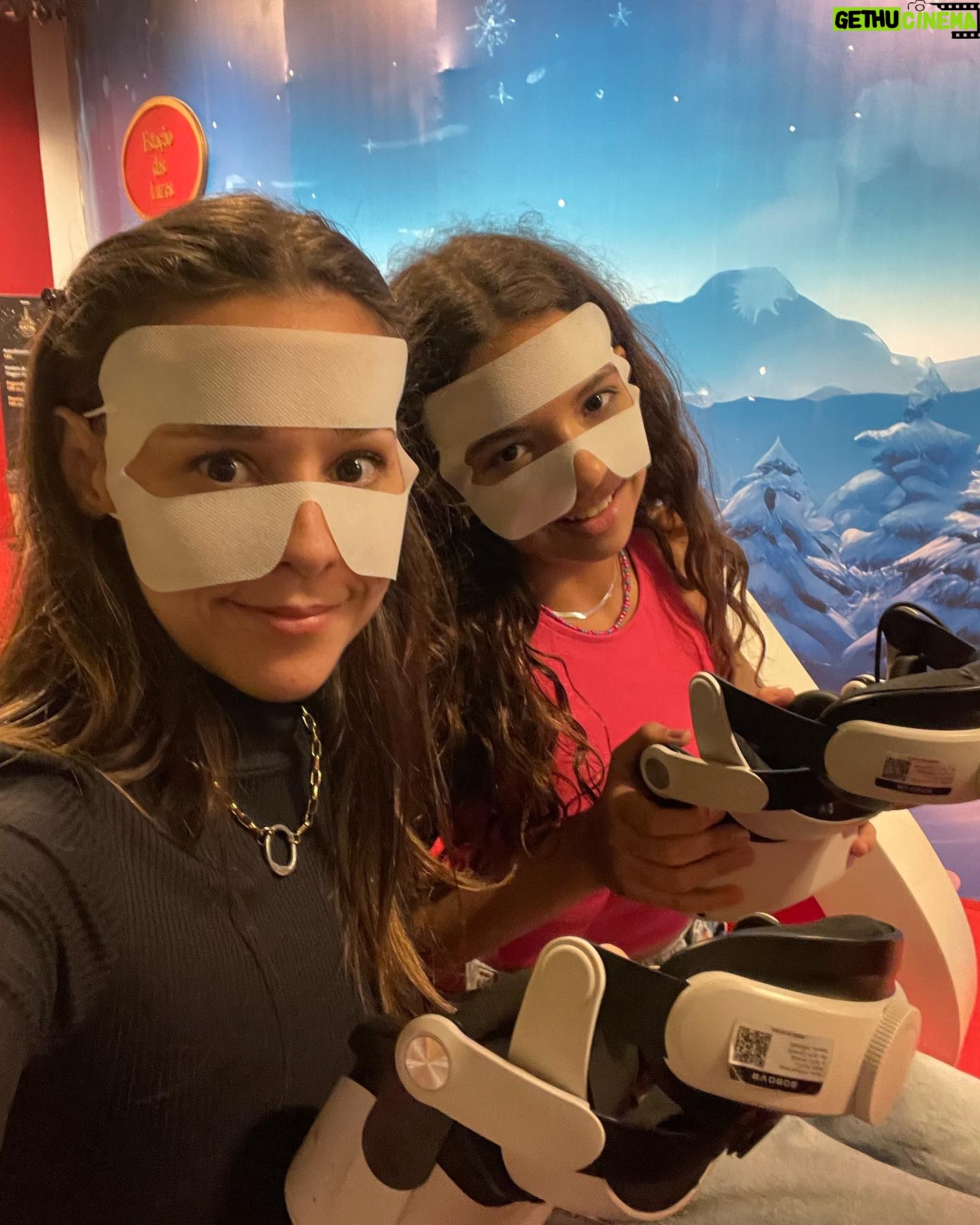 Thati Lopes Instagram - Foi s贸 um passeio de shopping cuidando da sobrinha numa noite de sexta. 馃А