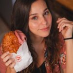 Thati Lopes Instagram - Só dá ela no meu feed, e no de vocês? A queridinha da galera! A Mortadela Ouro Perdigão é a mais vendida e preferida do Brasil e defumada por mais de 9h, pra comer junto em todos os momentos da sua vida. Mortadela Ouro Perdigão, AMOR-tadela de todo pão. #AMORtadelaOuroPerdigao #Publi