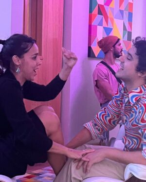 Thati Lopes Instagram - Não poderia deixar de celebrar você aqui também. Vivaaa o Gê!  Parabéns meu amor!
Trocamos amor sem medo. Amando em 2 segundos sem vergonha e sem juízo.🤓
Q bom! Show! Mt show! 
Escolhi essa sequência, duvidosa de qualidade, feita por um amigo que observou esse momento conversa/descoberta/conexão/borboletas. 
Curta seu dia! Sorte! Parabéns! 🧡