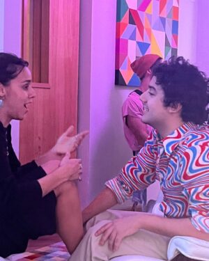 Thati Lopes Instagram - Não poderia deixar de celebrar você aqui também. Vivaaa o Gê!  Parabéns meu amor!
Trocamos amor sem medo. Amando em 2 segundos sem vergonha e sem juízo.🤓
Q bom! Show! Mt show! 
Escolhi essa sequência, duvidosa de qualidade, feita por um amigo que observou esse momento conversa/descoberta/conexão/borboletas. 
Curta seu dia! Sorte! Parabéns! 🧡