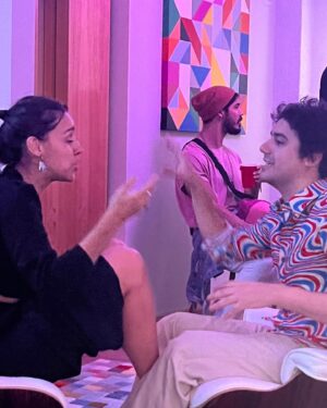 Thati Lopes Instagram - Não poderia deixar de celebrar você aqui também. Vivaaa o Gê!  Parabéns meu amor!
Trocamos amor sem medo. Amando em 2 segundos sem vergonha e sem juízo.🤓
Q bom! Show! Mt show! 
Escolhi essa sequência, duvidosa de qualidade, feita por um amigo que observou esse momento conversa/descoberta/conexão/borboletas. 
Curta seu dia! Sorte! Parabéns! 🧡