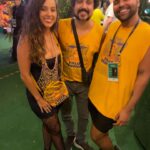 Thati Lopes Instagram - @foliatropical obrigada pelos ótimos momentos! Vlw @jaffersoares @rodrigorodriguesator O último vídeo que me emocionou demais! O amor de quem ama o carnaval. A saudade de quem nos ensinou a amar! Te amo @jujuneto e parabéns @eduardodlavor comemorando junto com a Viradouro. @georgesauma vivendo isso comigo. 🧡 @allureeventsatelier 😍
