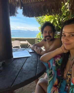 Thati Lopes Instagram - 🎉 Celebrando mais um ano de vida com gratidão e entusiasmo! Hoje nesse lugar lindo que descobrimos! Pronta para mergulhar de cabeça nesse novo ciclo. E vem coisa boa e diferente aí!  Assim como a harmonia de uma serenata com meu amor @georgesauma e um parabéns com pessoas lindas que encontrarmos no caminho. Momentos do agora pq a vida é agora! 🧡